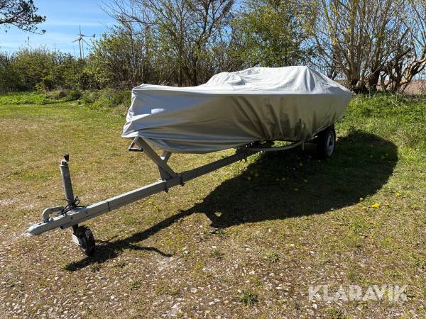 Båd med ophalningstrailer med bladfjedre