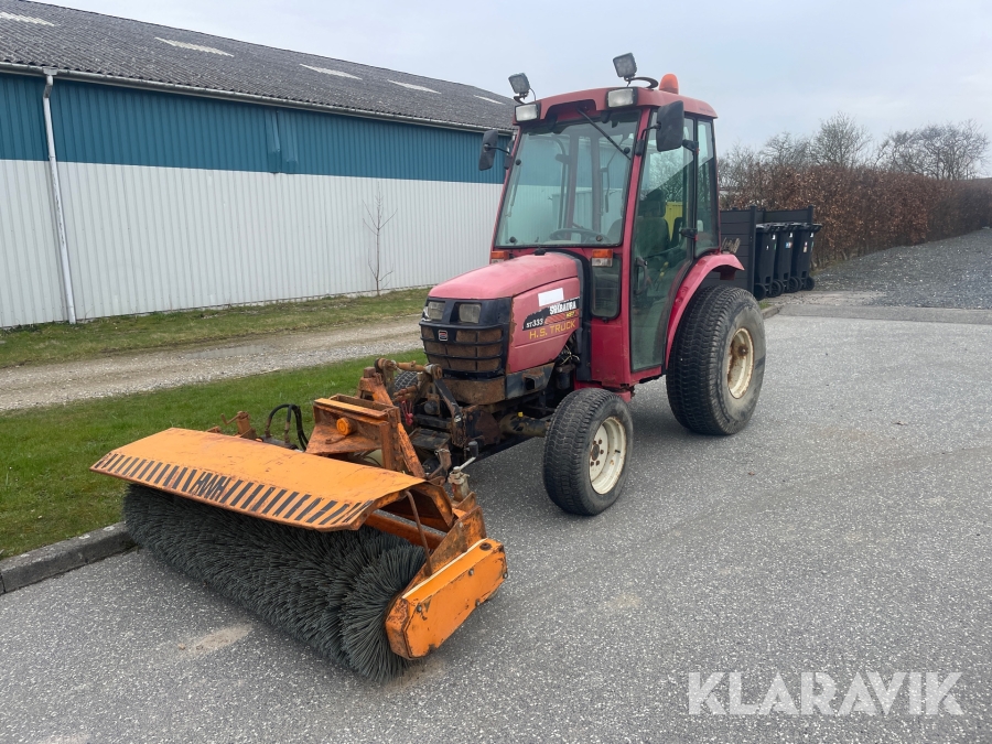 Traktor Shibaura ST333 HST kompakt med kost