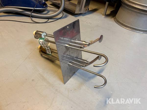 Ketchup- og sennepsdispenser med to pumper.