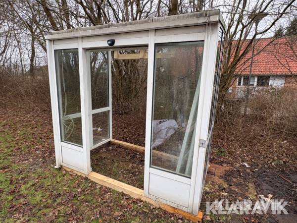 Vindfang med automatisk dør