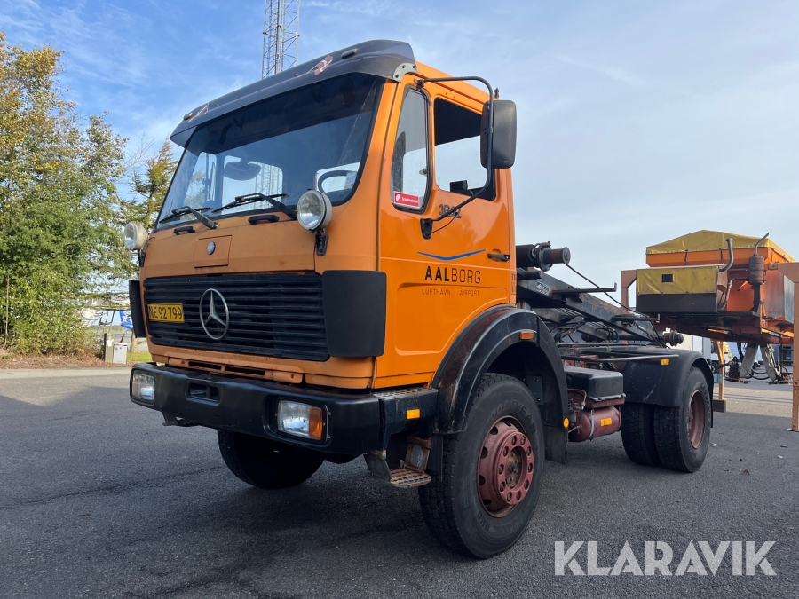 Lastbil med hejs Mercedes-Benz 1617
