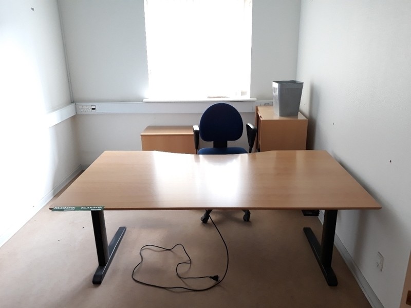 El hæve/sænke skrivebord med reol, kommode og et lille skab