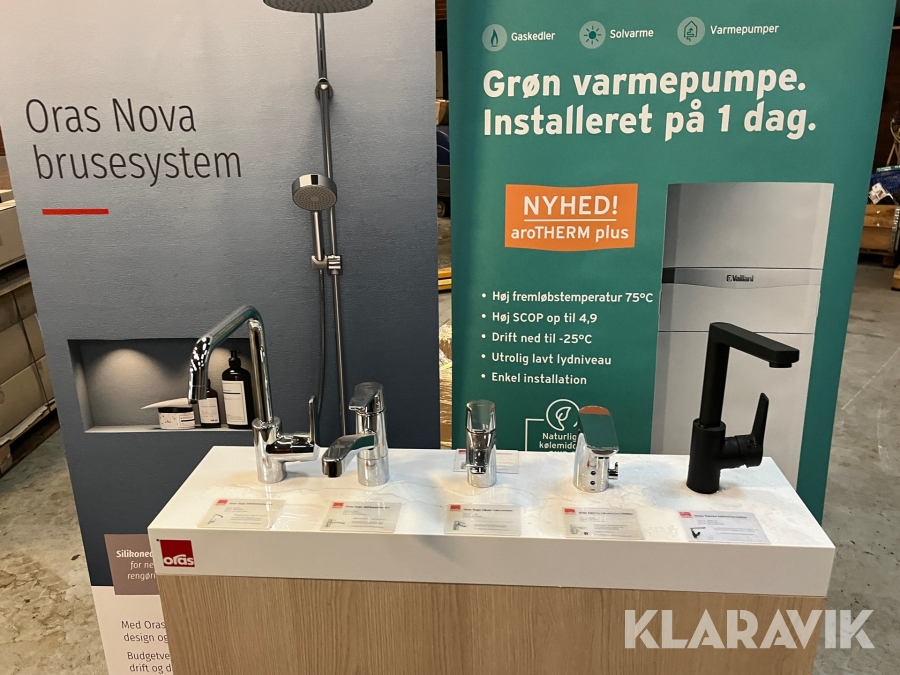 Udstillingspodie med 5 Oras armaturer.