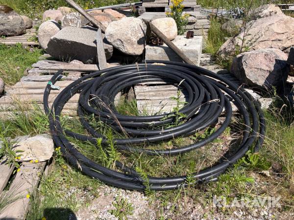 Kraftig sort PEHD-plastrør i rulle.