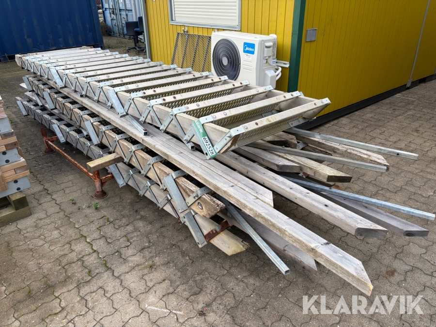 Trappe 4,5 meter med gelænder 3 styks