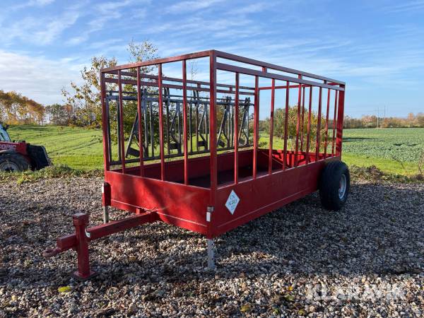 Fodercontainer/Kombivogn CN Agro med fanggitre til kreatur.