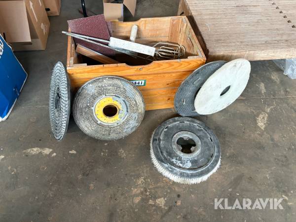 Slibe- og børsteskiver til gulv-/industrimaskine – samt værktøj