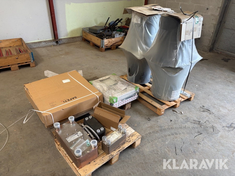 VVS udstyr blandet parti med taghætter radiatorer slangeskab og pladevarmeveksler