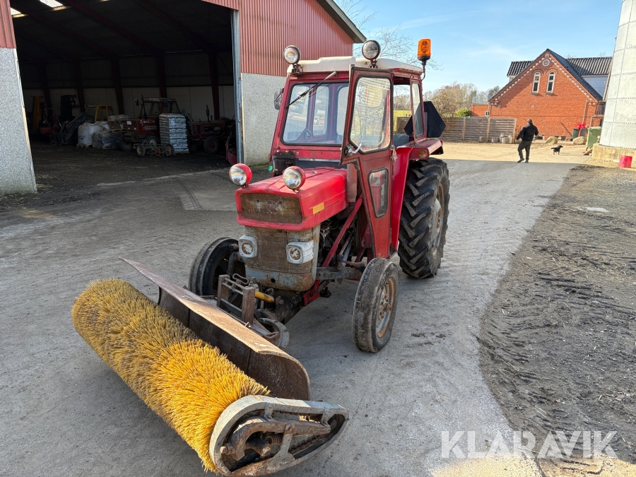 Traktor Massey Ferguson 135 med fejekost