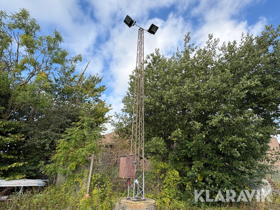 Lysmast cirka 12 m med sensor