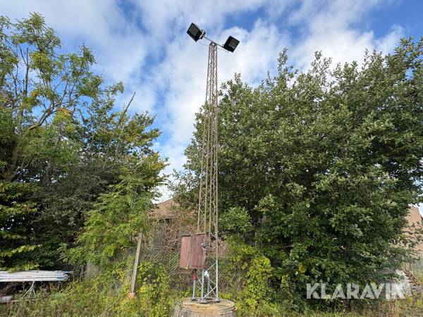 Lysmast cirka 12 m med sensor