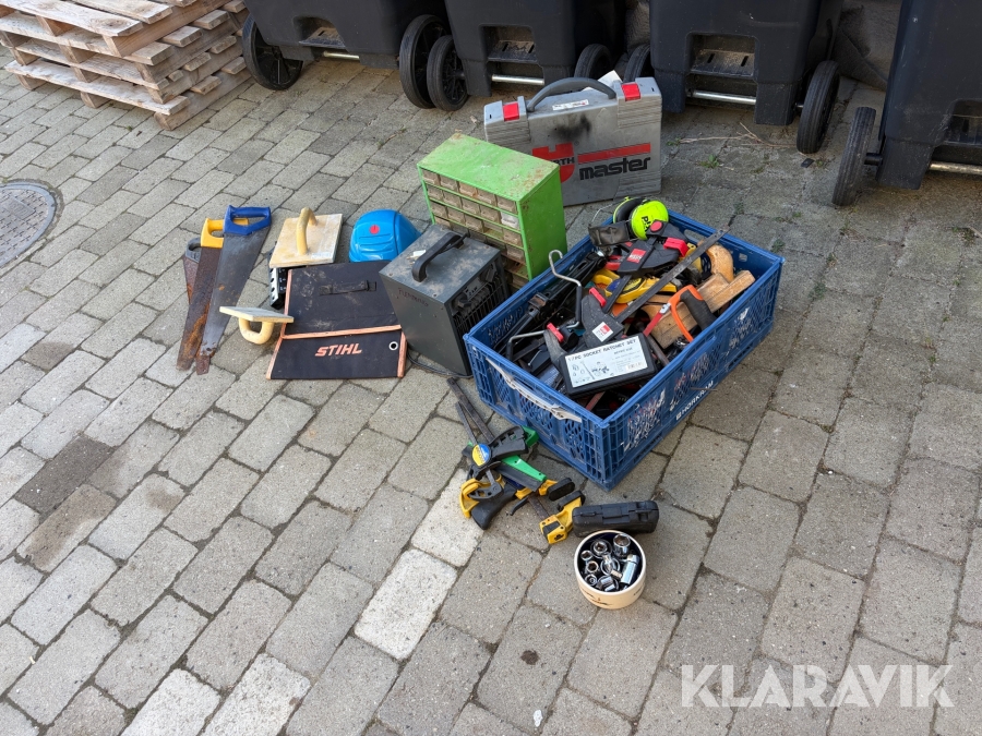 Blandet værktøjslot med save, varmeblæser og diverse værktøj