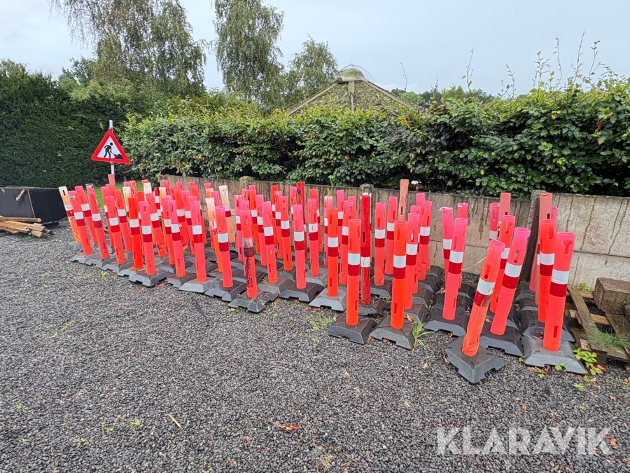 Markeringstolper og vejskilte 82 styk stolper