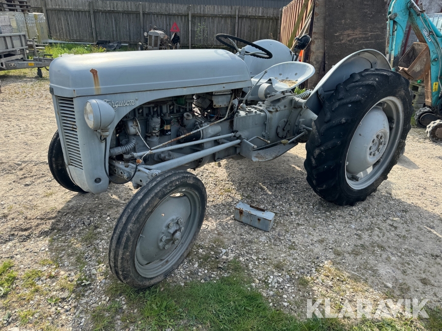 Traktor Massey Ferguson