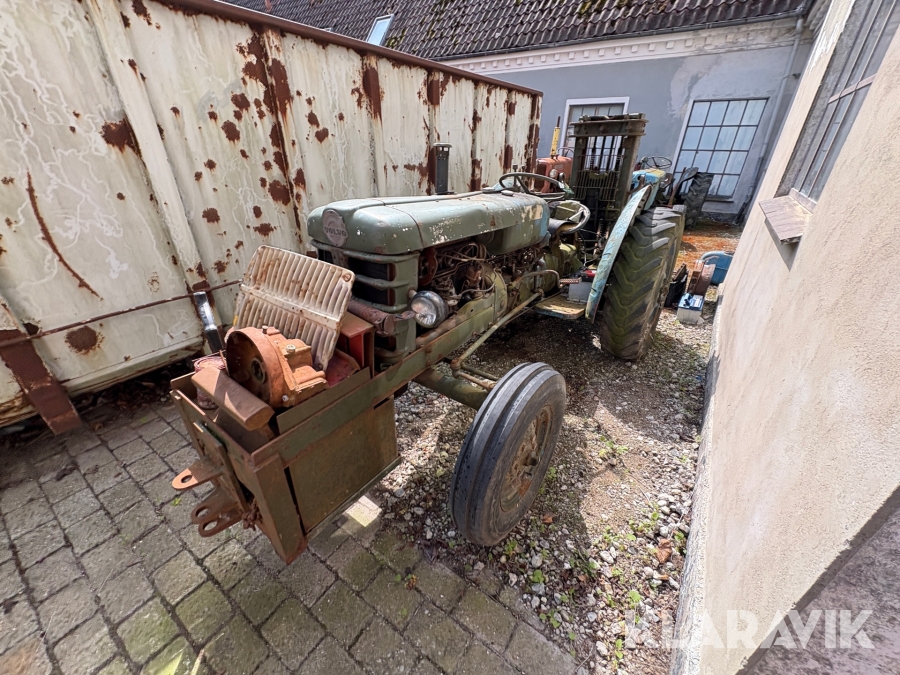 Veterantraktor Volvo Bm 425 med trucktårn
