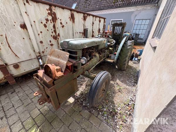 Veterantraktor Volvo Bm 425 med trucktårn