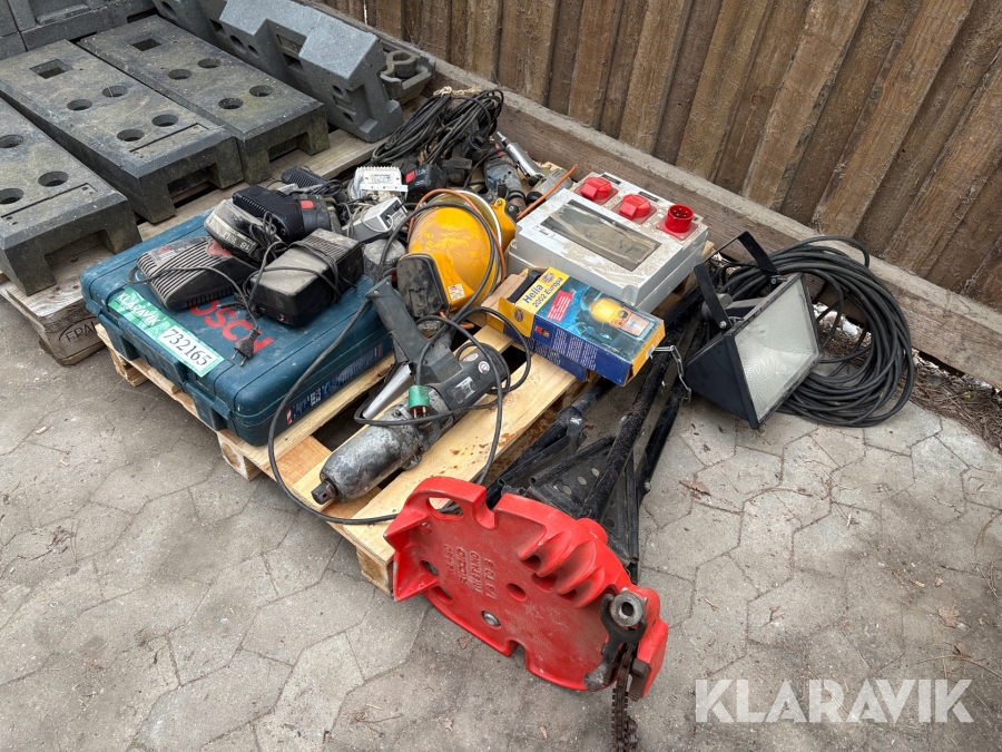 Håndværktøj, lamper og rørbukker