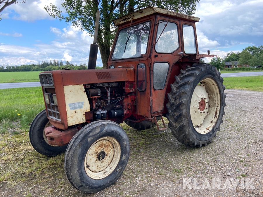 Traktor International 824