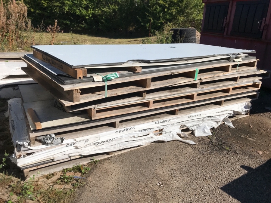 Assorteret cembrit plan eternit , i sorte og ass. Farve 