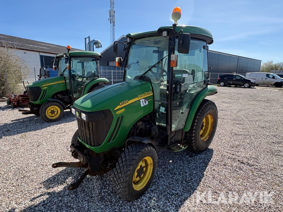 Traktor John Deere 3720