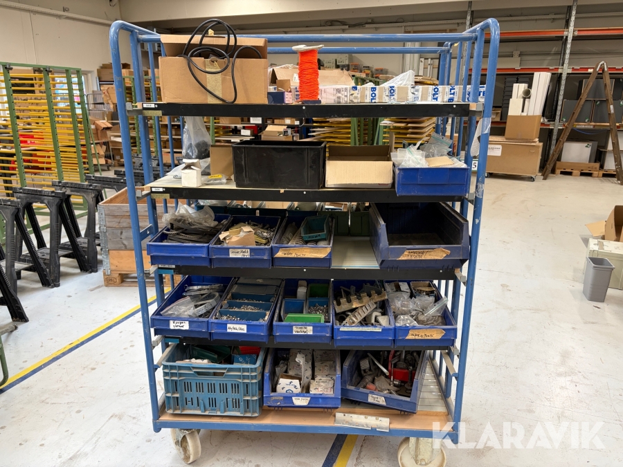 Lot bestående at diverse overskuds dele på vogn