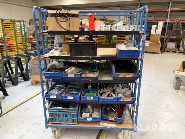 Lot bestående at diverse overskuds dele på vogn