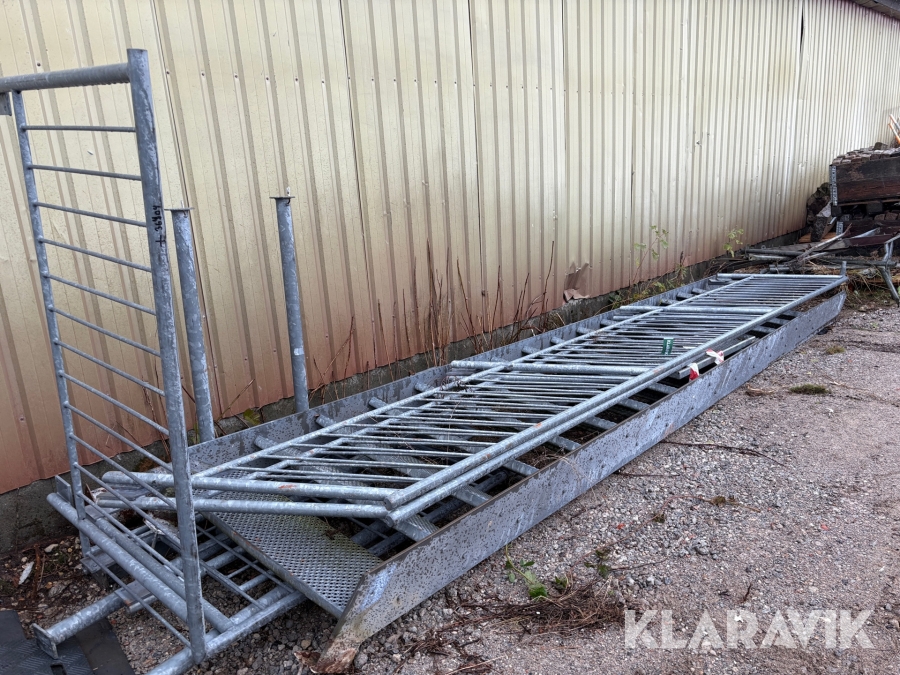 Galvaniseret trappe med gelænder og repos.