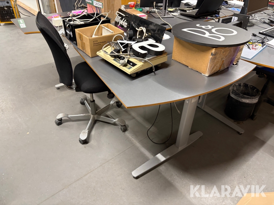 Hævesænke bord og stol