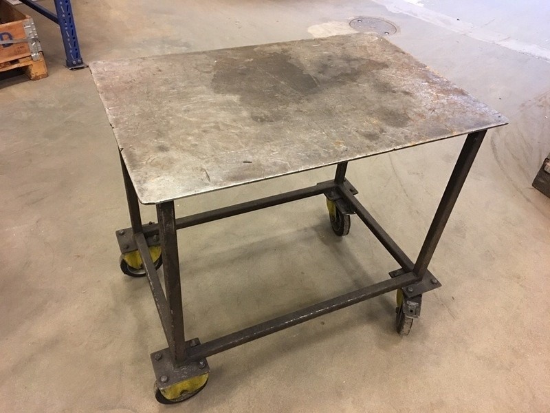Stålbord på hjul