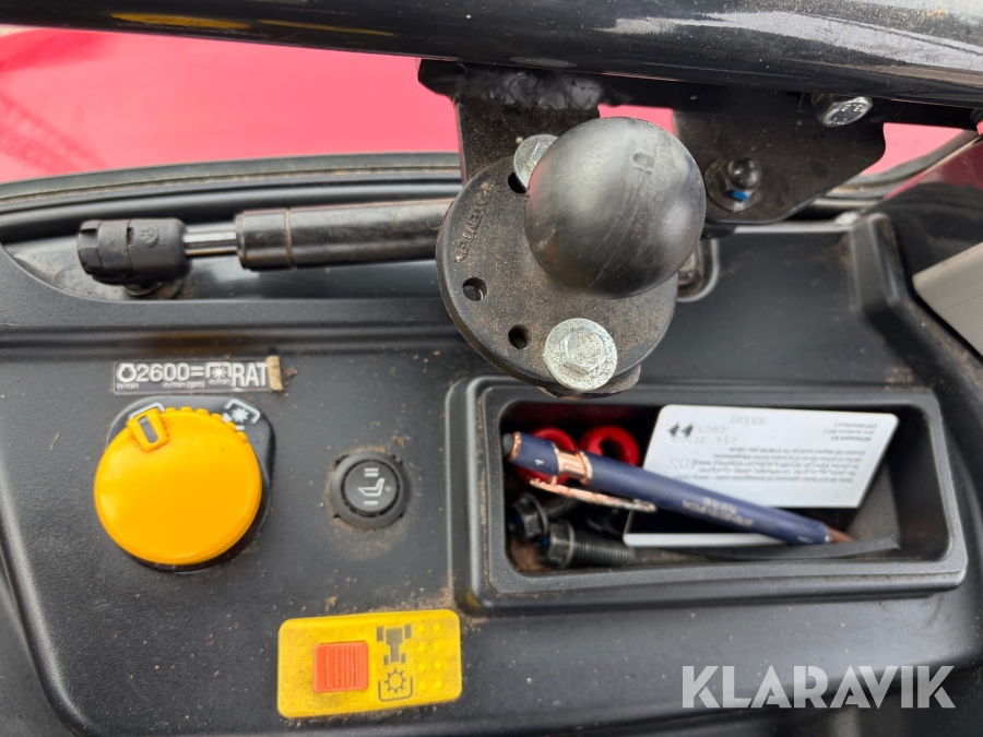 Traktor Yanmar YT235