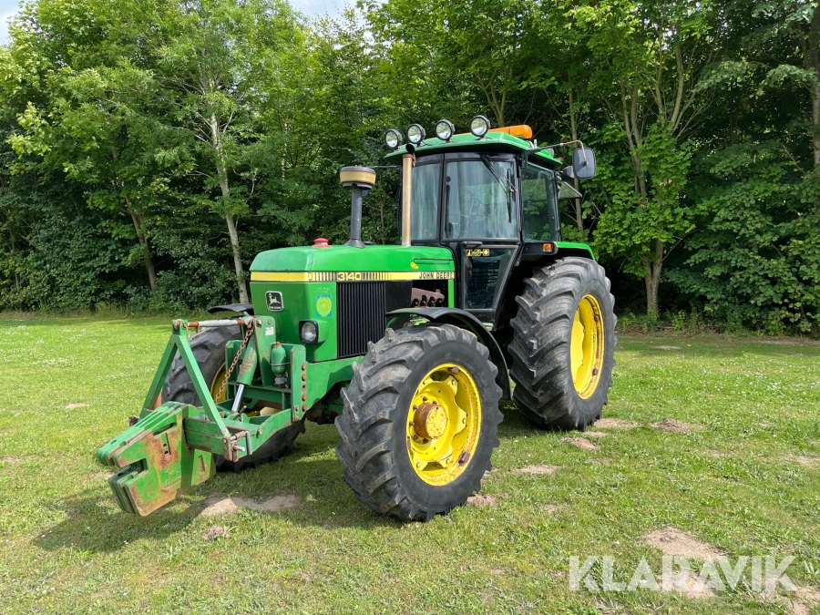 Traktor John Deere 3140