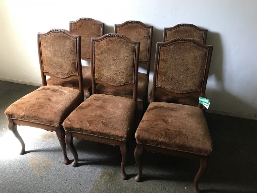 Parti med antikke stole