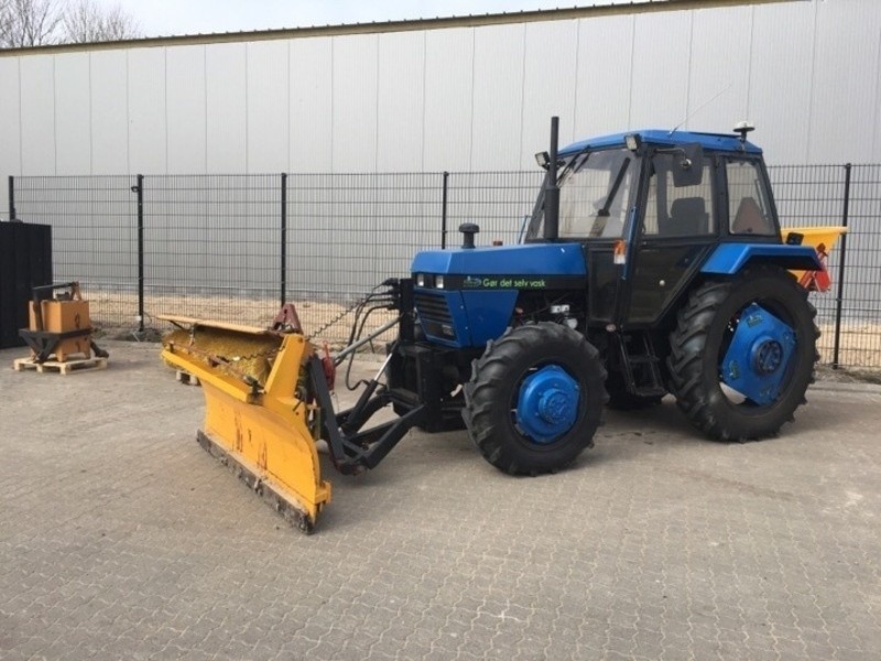 Traktor med snerydningsudstyr