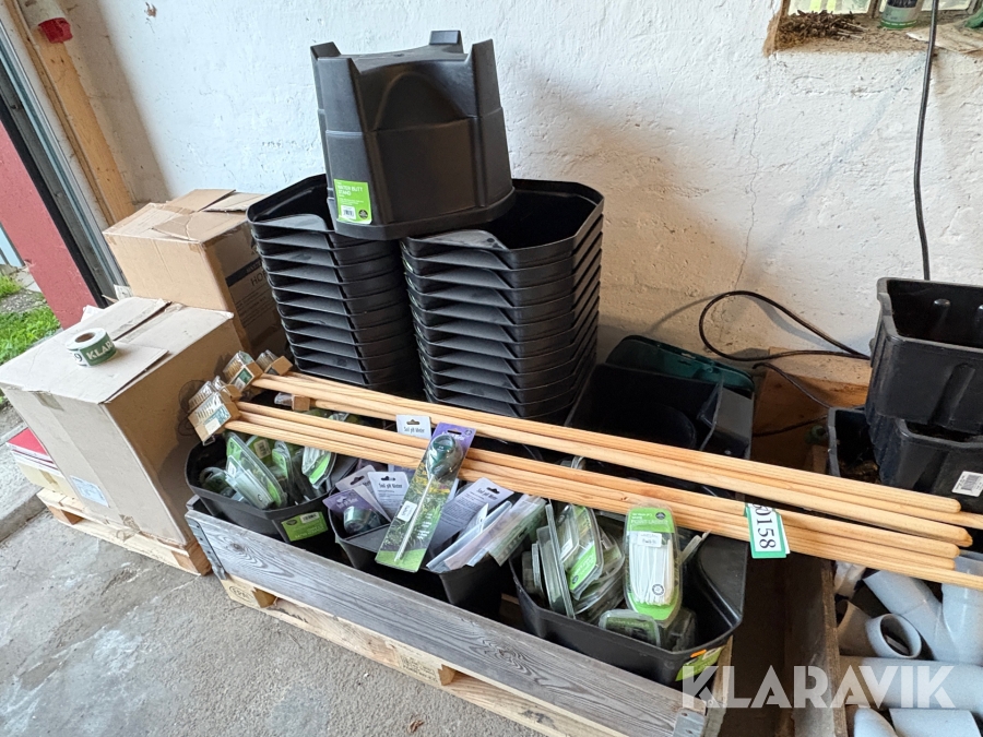 Haveartikler assorteret, 4 Baljer 80 × 80 × 45 cm og 25 Styk fødder til regntønder