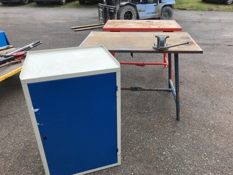2 stk værkstedsborde, sammenklappelige 1 stk skab