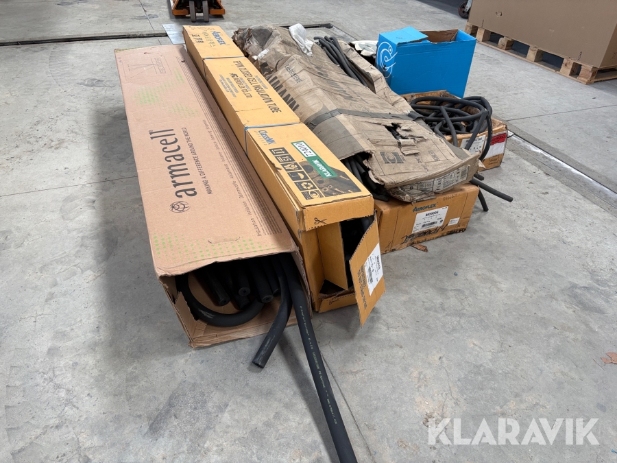 Diverse rørisoleringsslanger i forskellige størrelser og længder