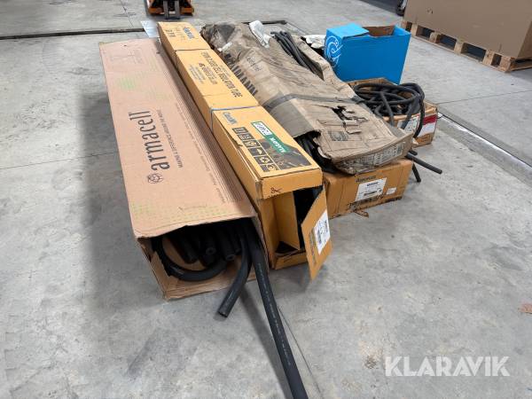 Diverse rørisoleringsslanger i forskellige størrelser og længder