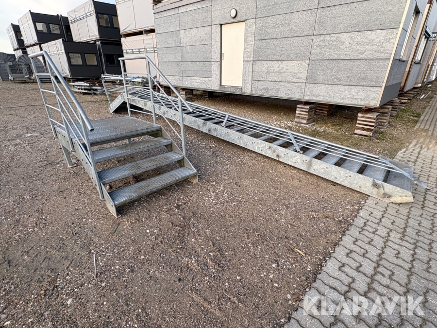 Trappe og repos med gelænder