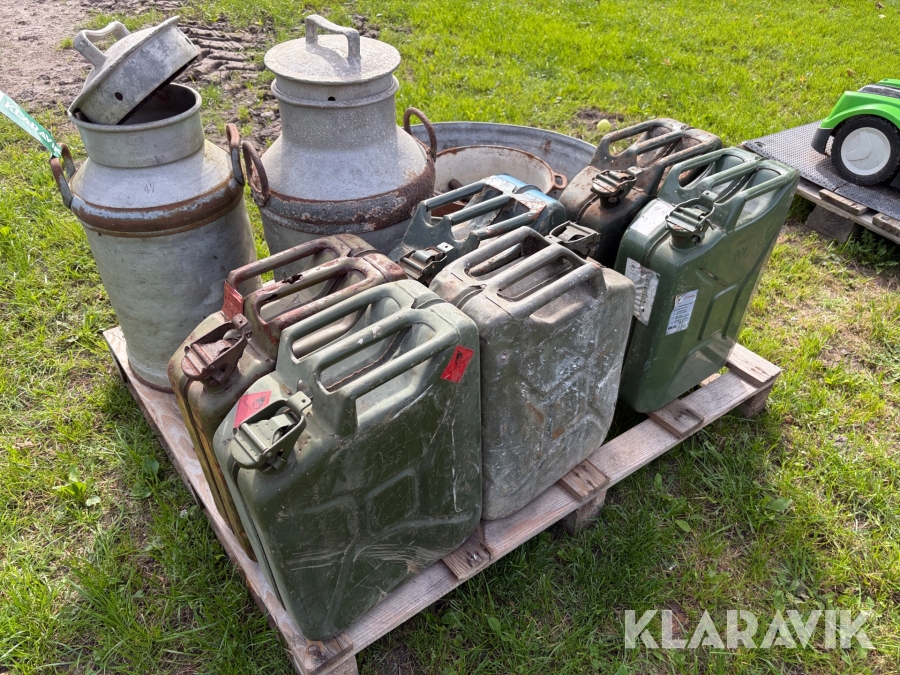 Lot Jerrycans og assorterede metal - 6 styk