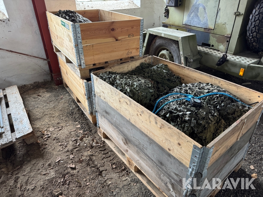 Blandet lot med sløringsnet og camouflage regntøj