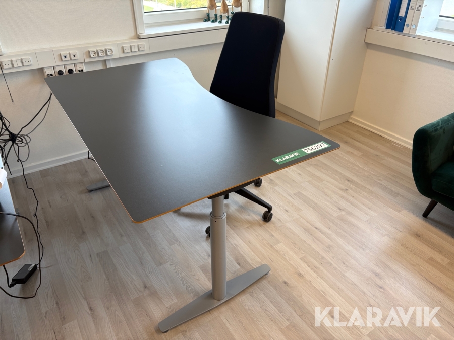 Hævesænkebord og kontorstol