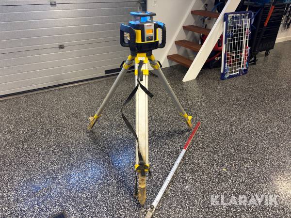 Rotationslaser Leica Rugby CLH med treben og målestok.