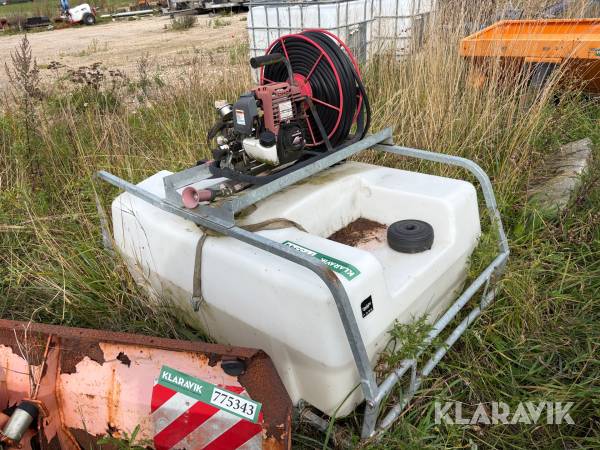 Vandtank med pumpeanlæg og slangeopruller