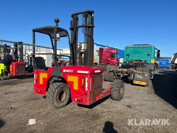 Medbringer truck Moffett M4 25.3