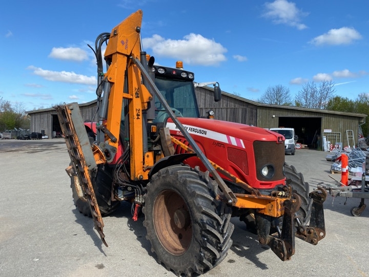 Traktor med armklipper