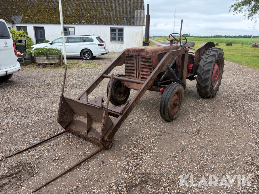 Veterantraktor IH 275 Diesel - med frontlæsser