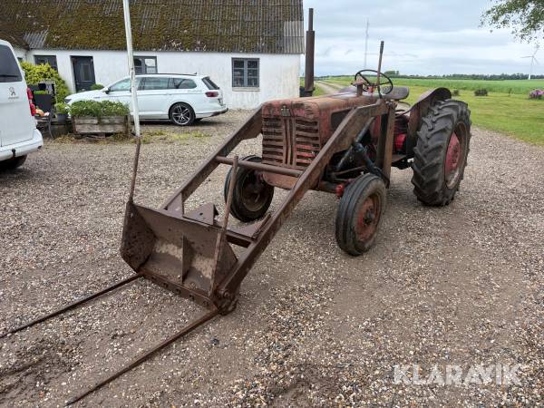 Veterantraktor IH 275 Diesel - med frontlæsser