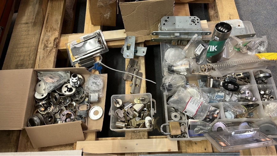 Låse udstyr til døre