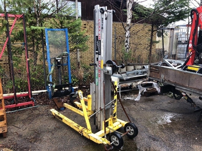 Sumner Materiel lift