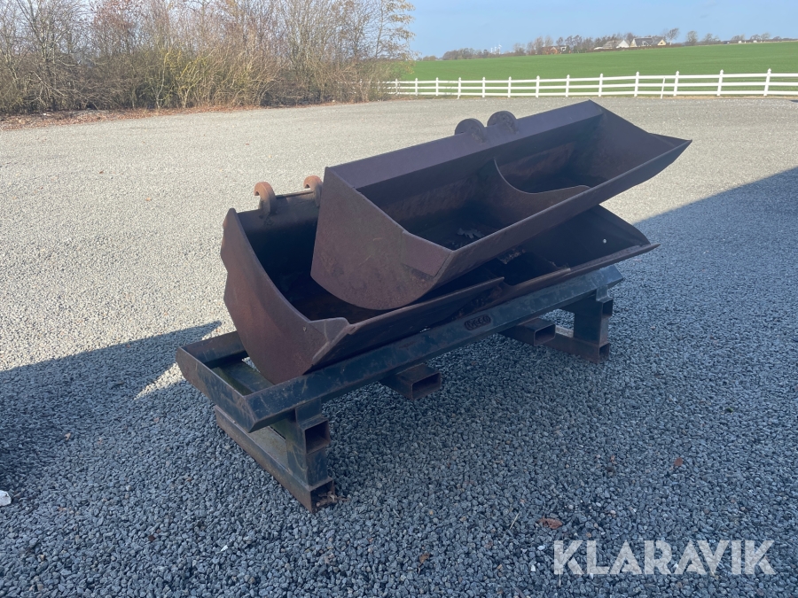 Diverse skovle og skovlstativ